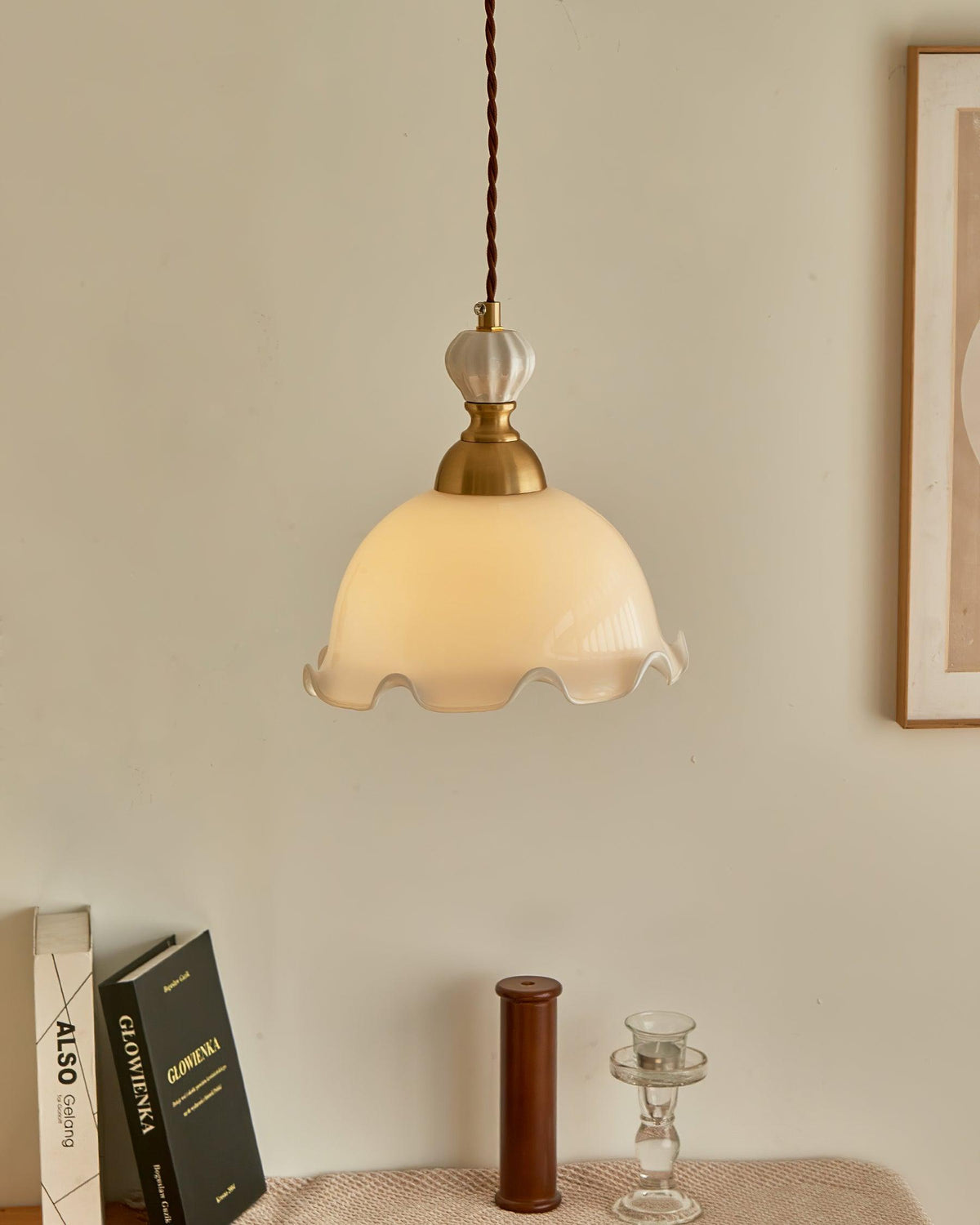 Hanglamp met glazen kappen met golfvormige rand en zachte gloed in vintage romantische stijl