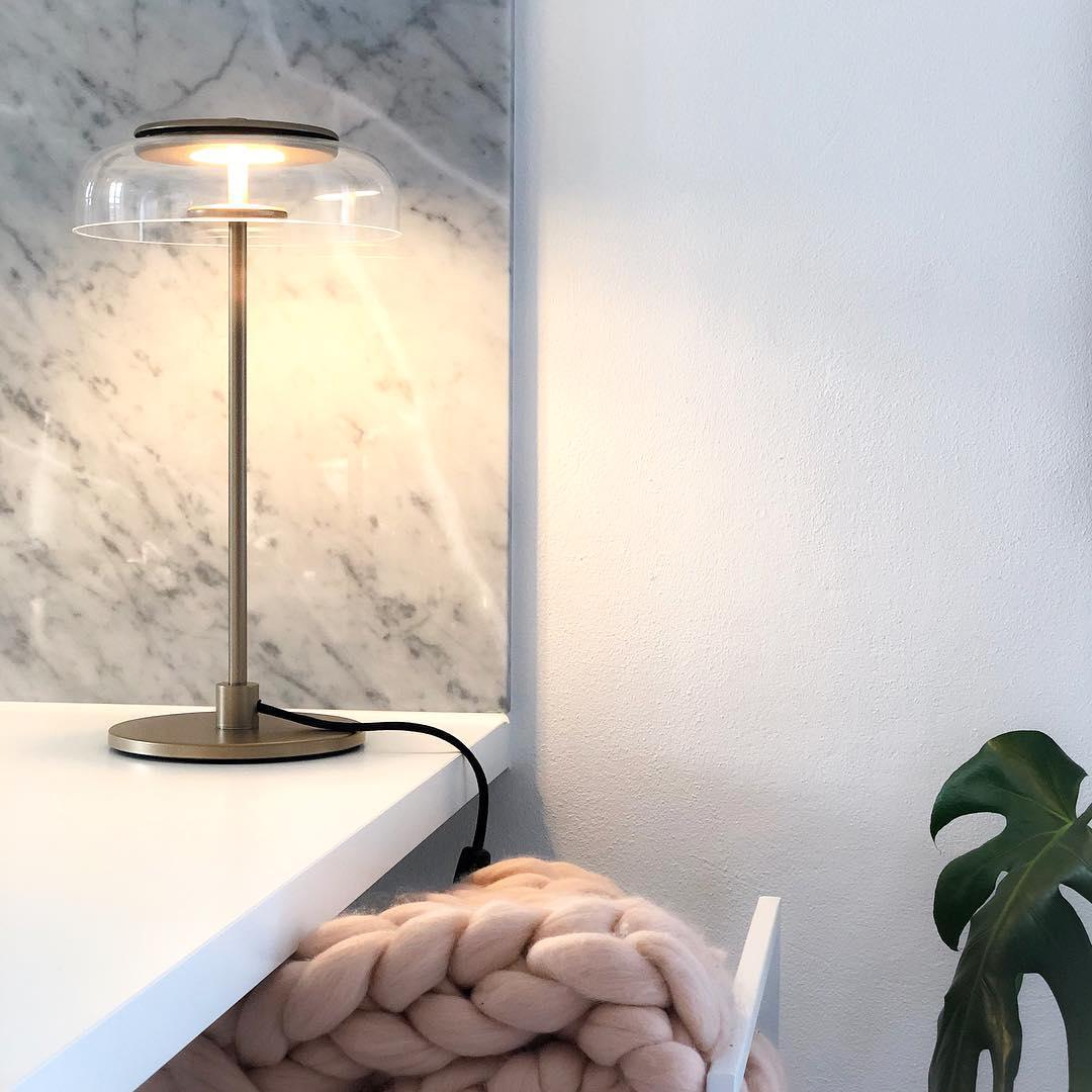 Rinelette tafellamp heldere glazen kap houten voet