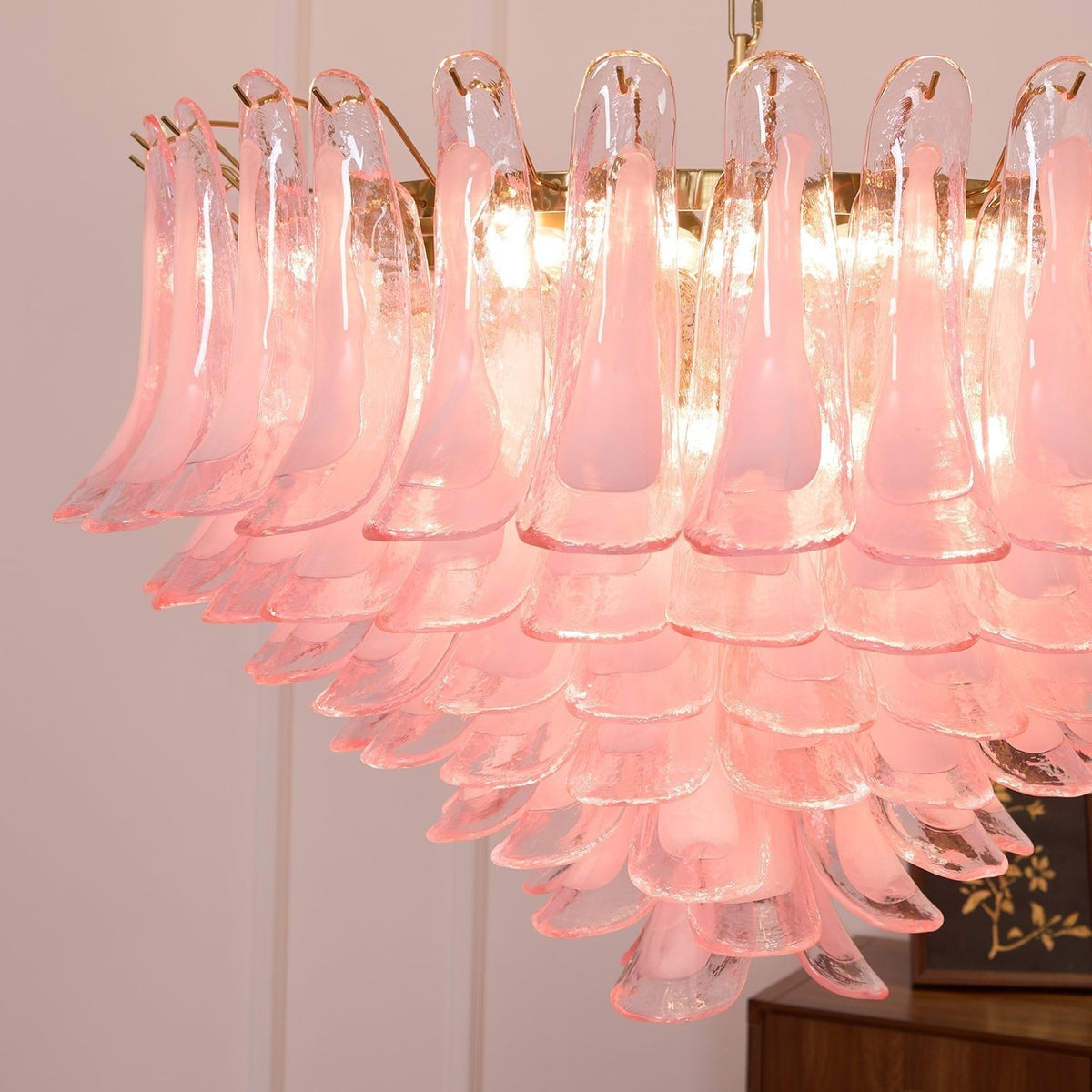 Celaella kroonluchter met roze Murano-glasbloemblaadjes in goudkleurige afwerking met bloemblaadjes