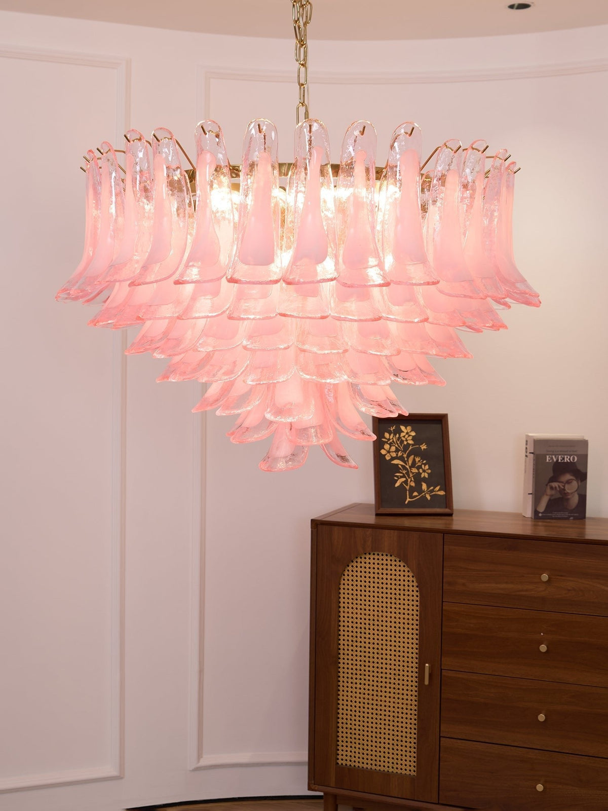 Celaella kroonluchter met roze Murano-glasbloemblaadjes in goudkleurige afwerking met bloemblaadjes