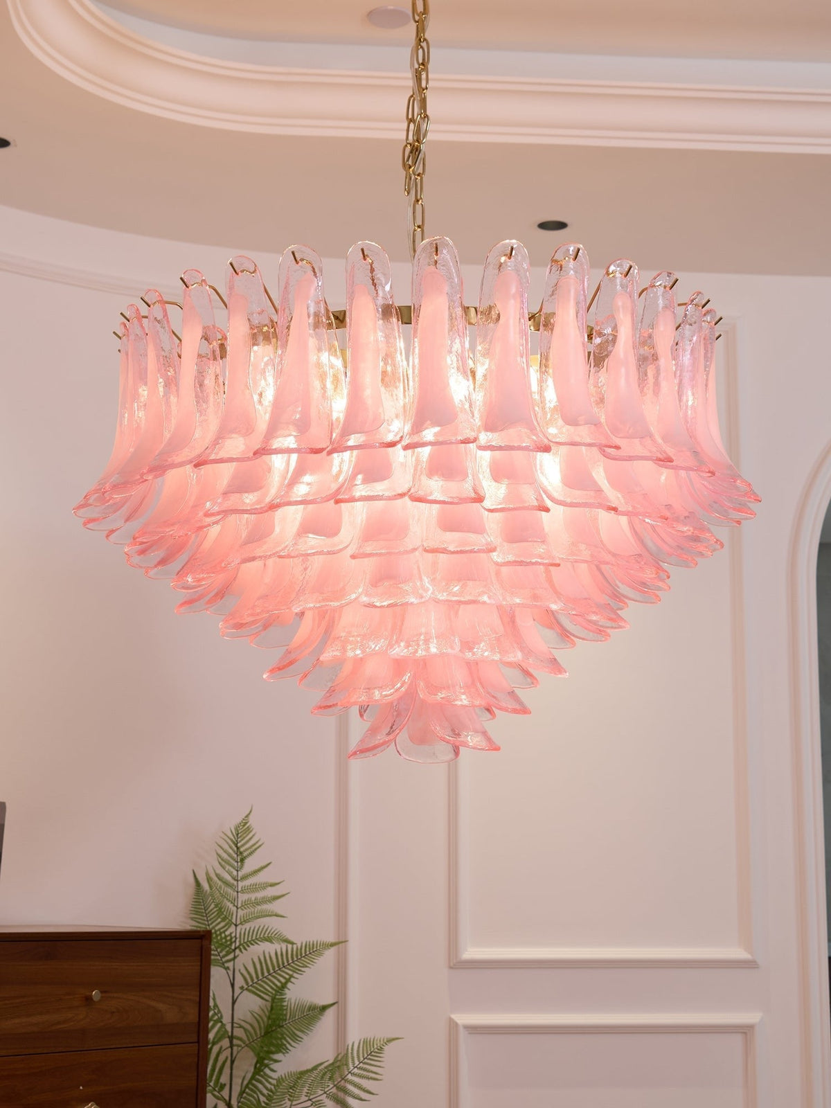 Celaella kroonluchter met roze Murano-glasbloemblaadjes in goudkleurige afwerking met bloemblaadjes
