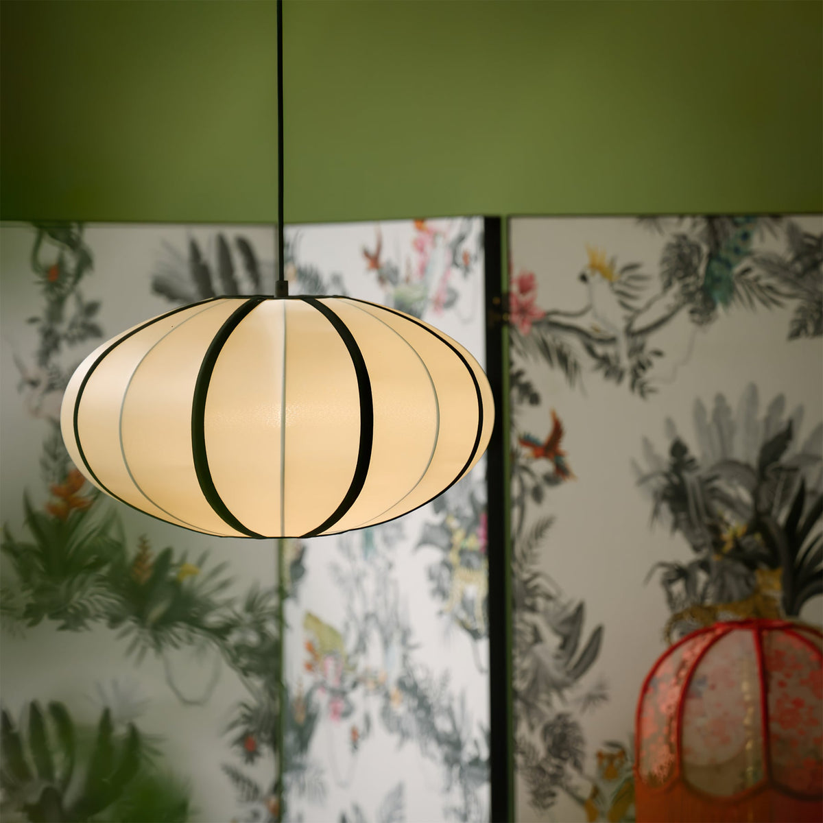 Inez hanglamp van stof met futuristisch ontwerp