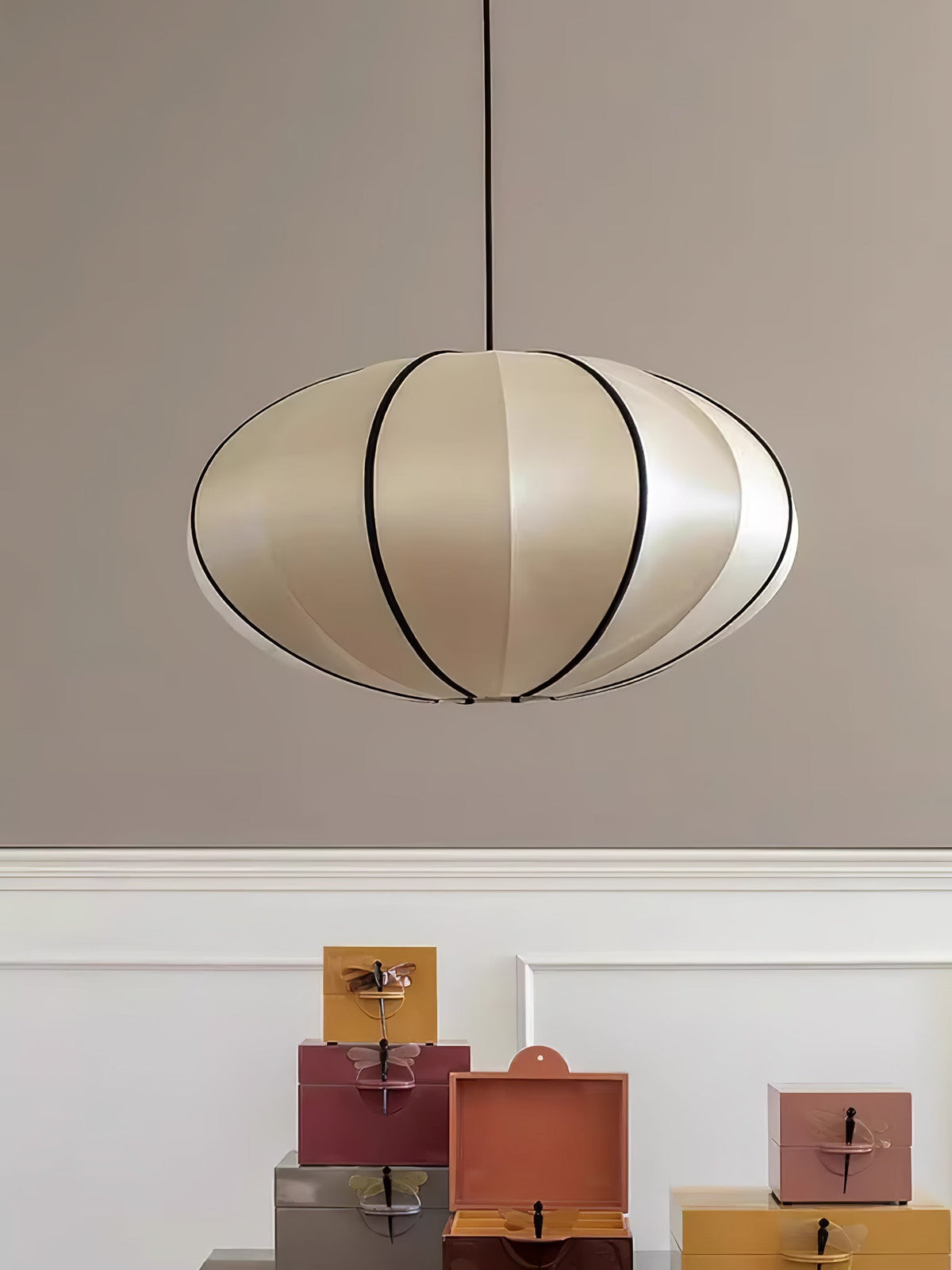 Inez hanglamp van stof met futuristisch ontwerp