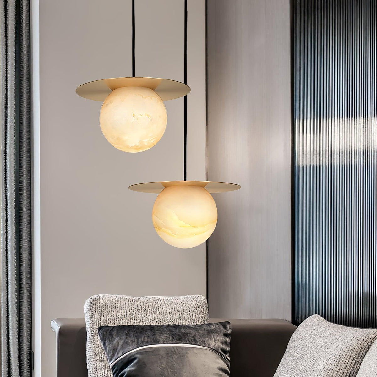 Velar hanglamp met albasten bolvormige kap