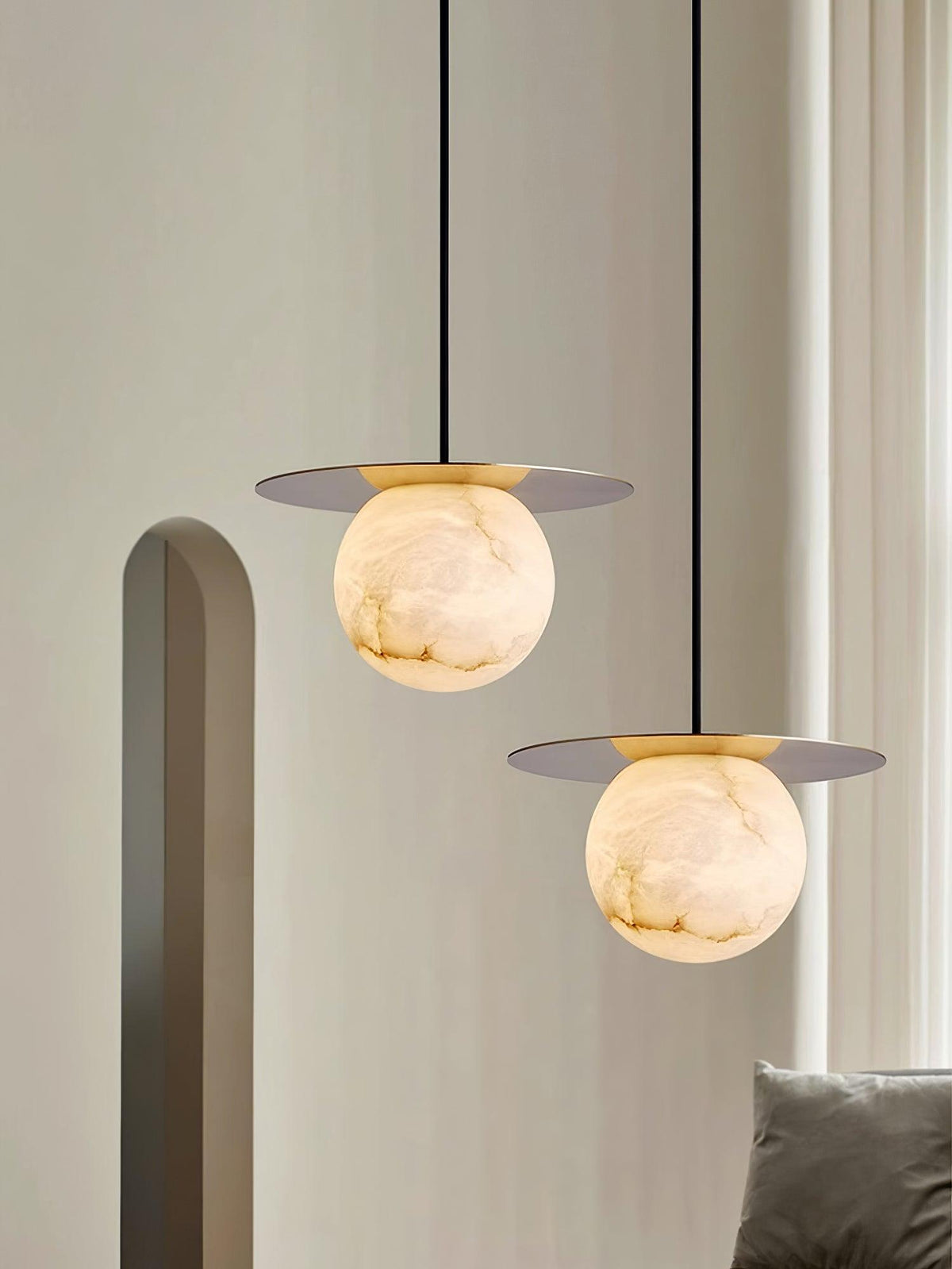 Velar hanglamp met albasten bolvormige kap