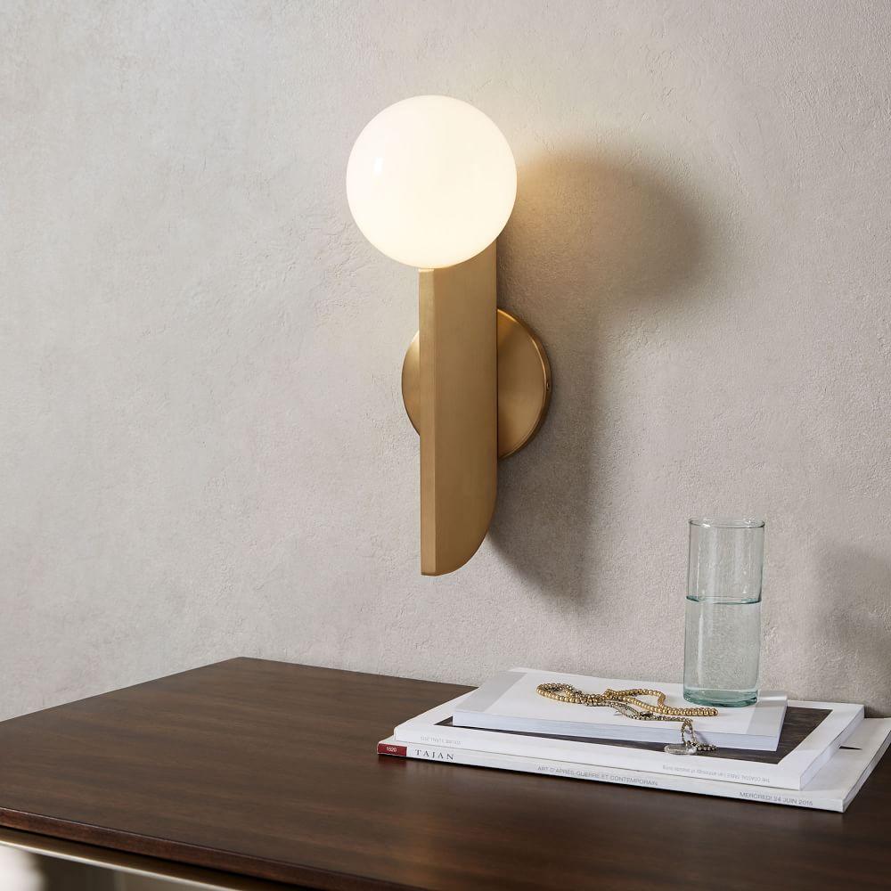 Liorarelle wandlamp met glazen bol en sculpturale vormgeving