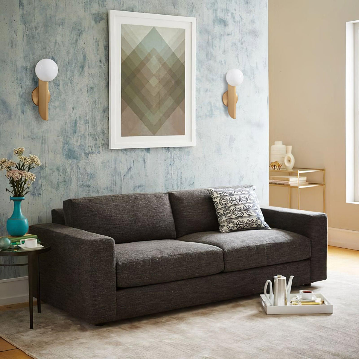 Liorarelle wandlamp met glazen bol en sculpturale vormgeving