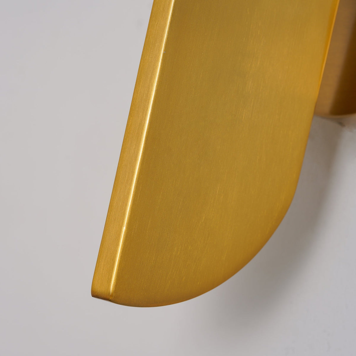 Liorarelle wandlamp met glazen bol en sculpturale vormgeving