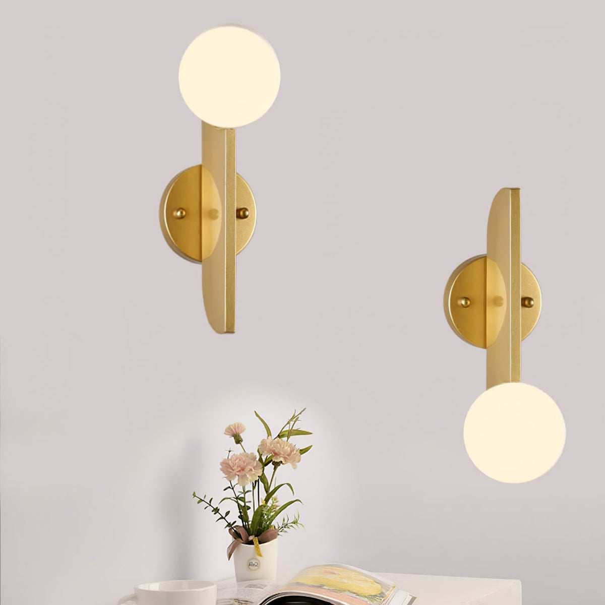 Liorarelle wandlamp met glazen bol en sculpturale vormgeving