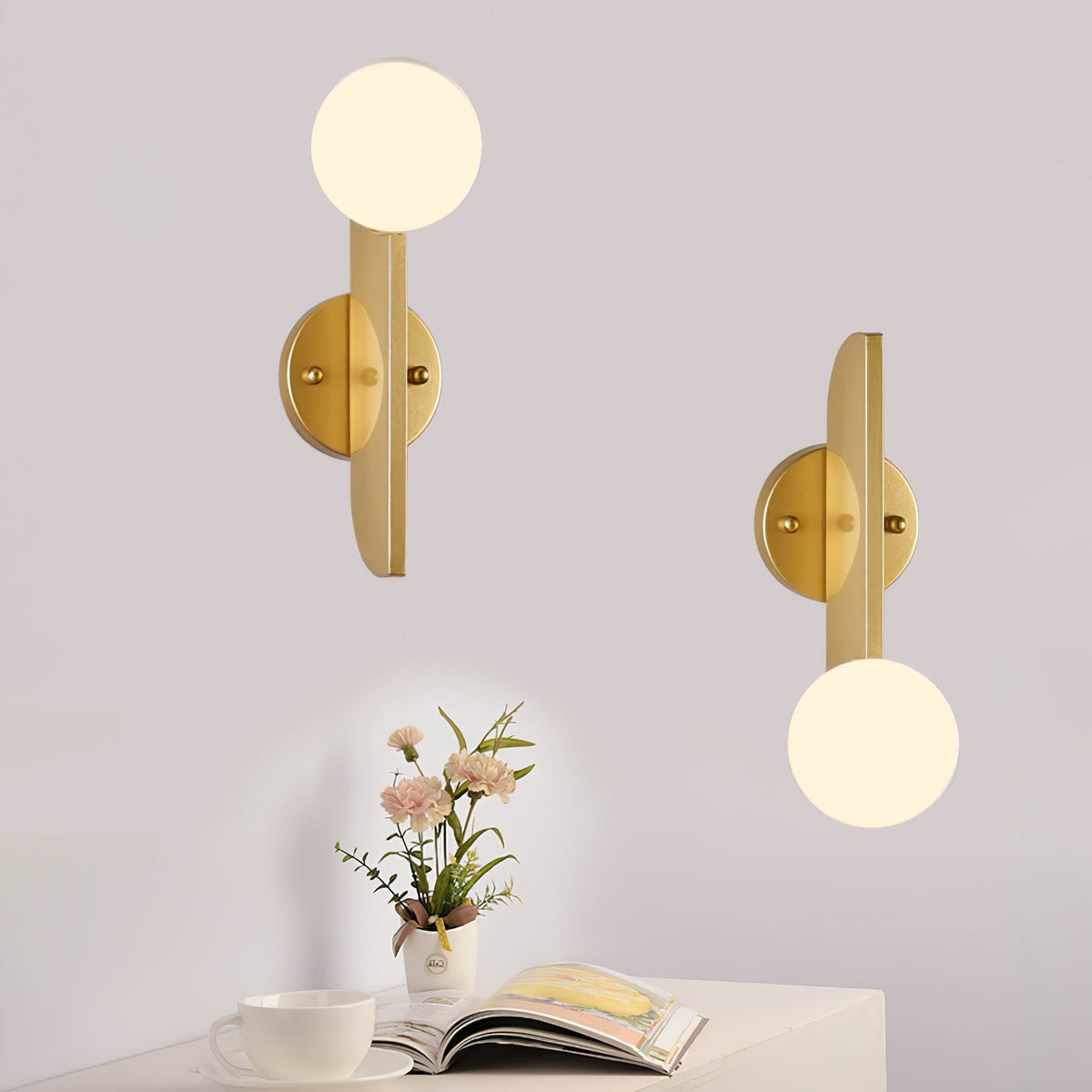 Liorarelle wandlamp met glazen bol en sculpturale vormgeving