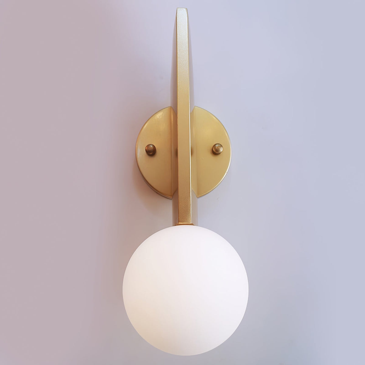 Liorarelle wandlamp met glazen bol en sculpturale vormgeving