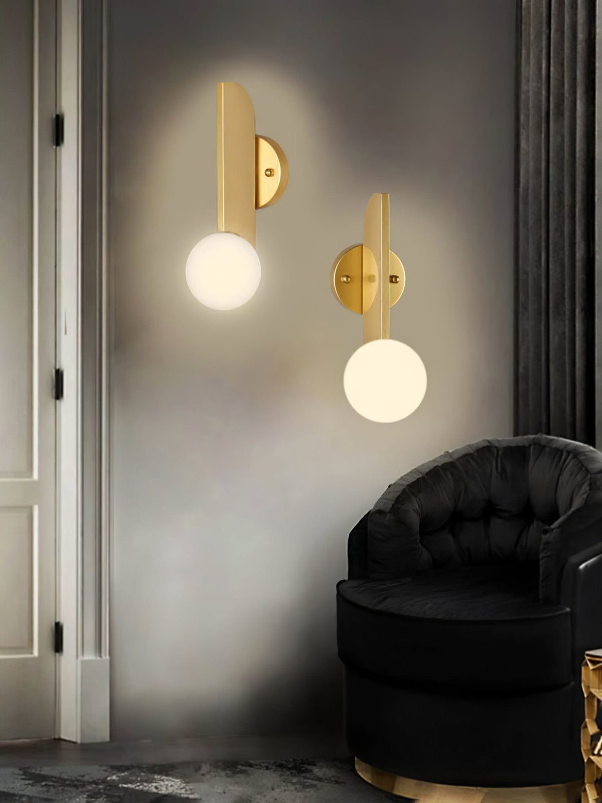 Liorarelle wandlamp met glazen bol en sculpturale vormgeving