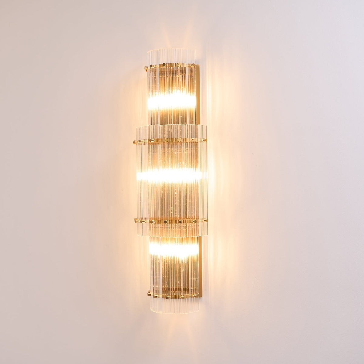 Liorivise moderne wandlamp met Gelagen Glasstaven en koper Afwerking