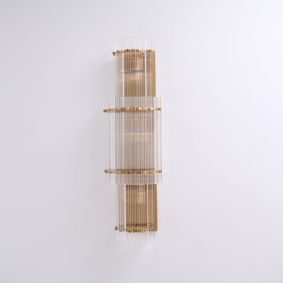 Liorivise moderne wandlamp met Gelagen Glasstaven en koper Afwerking