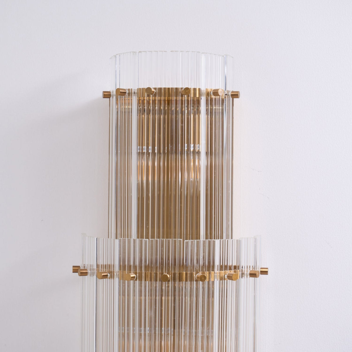 Liorivise moderne wandlamp met Gelagen Glasstaven en koper Afwerking