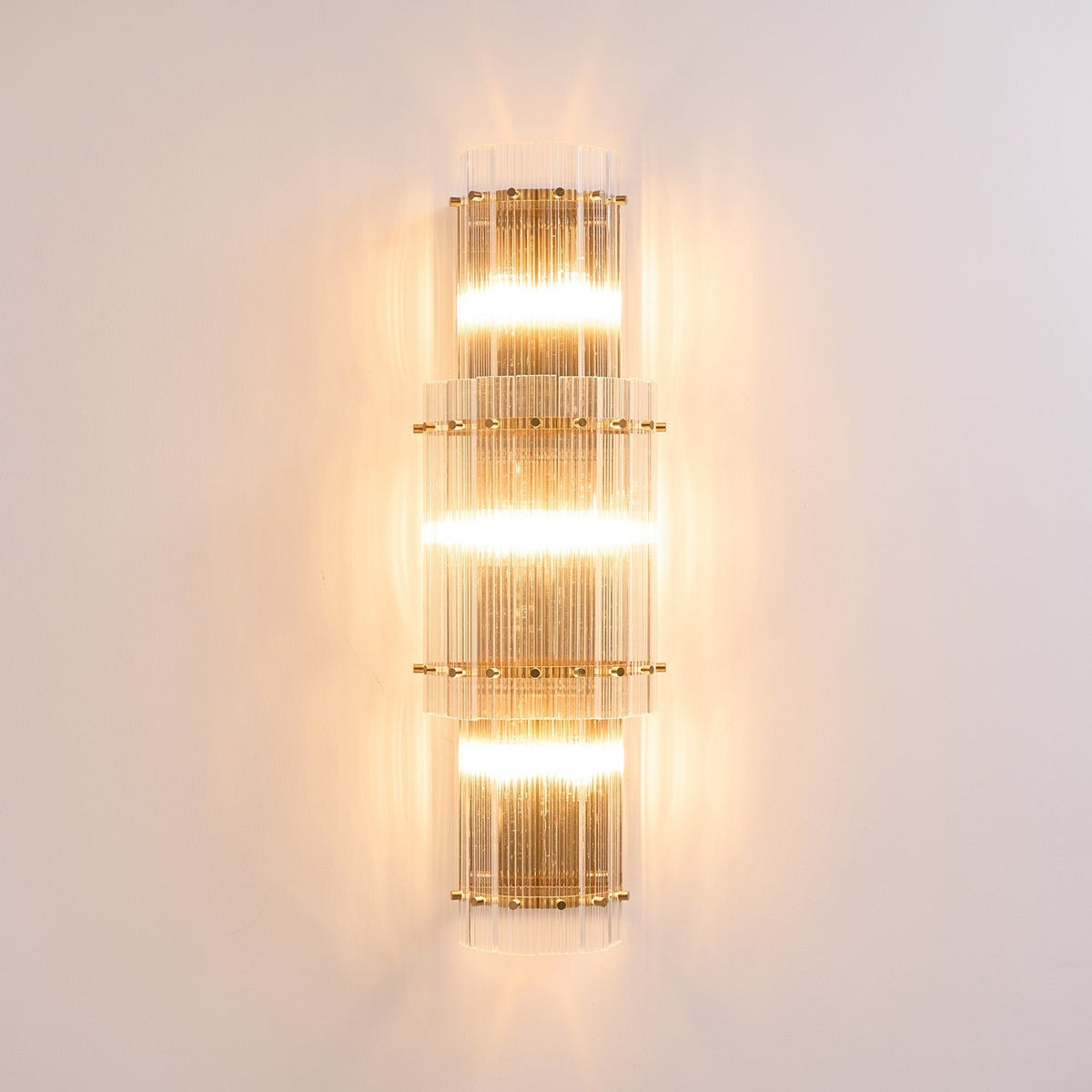Liorivise moderne wandlamp met Gelagen Glasstaven en koper Afwerking