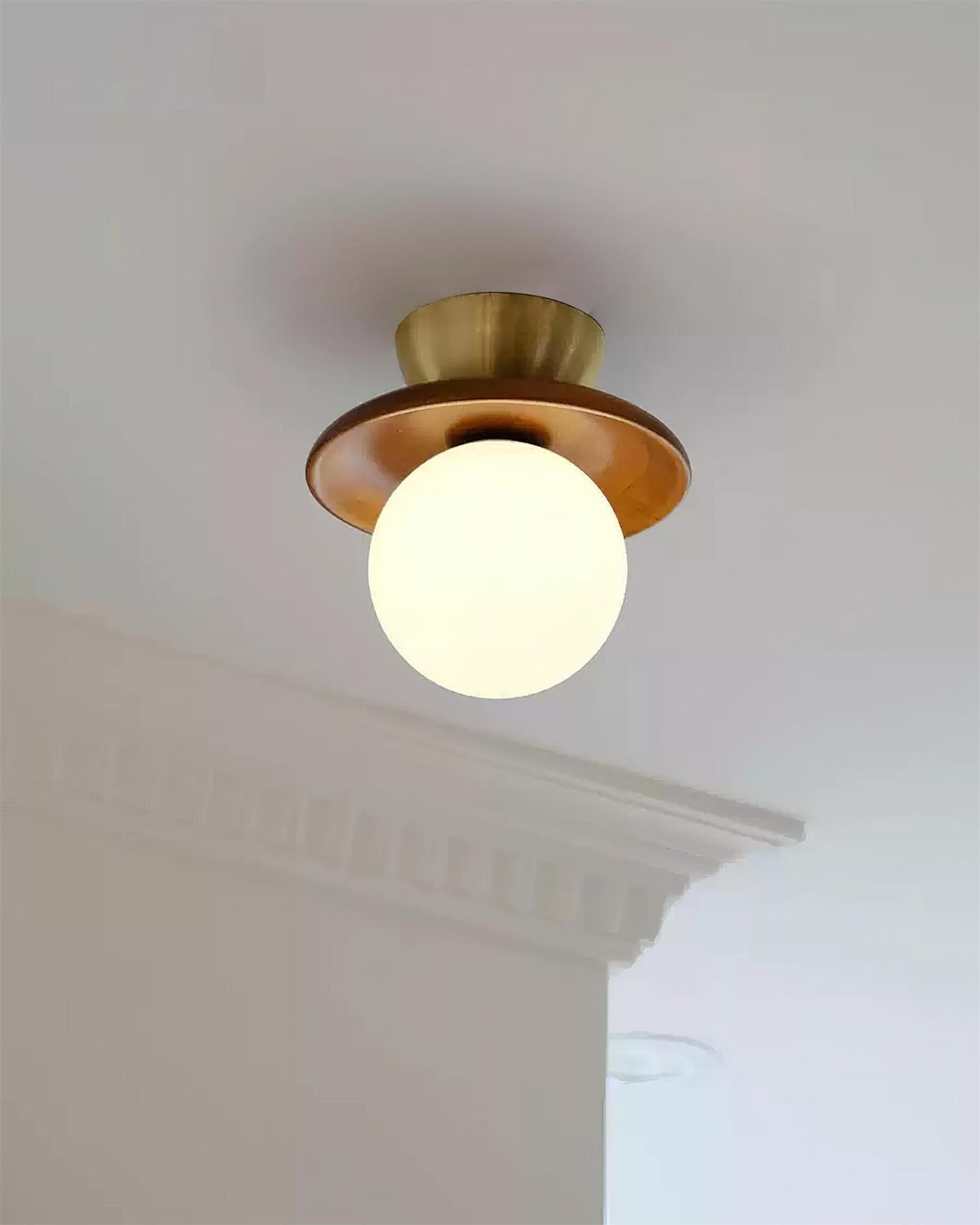 Brody plafondlamp van glas bolvormig opalglas messing walnoot