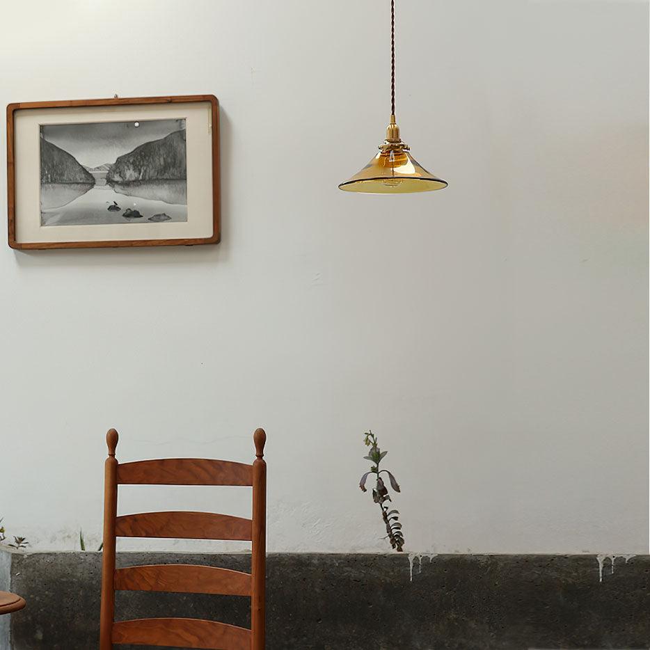 Pila hanglamp met amberkleurig glas en messing voor de eetkamer