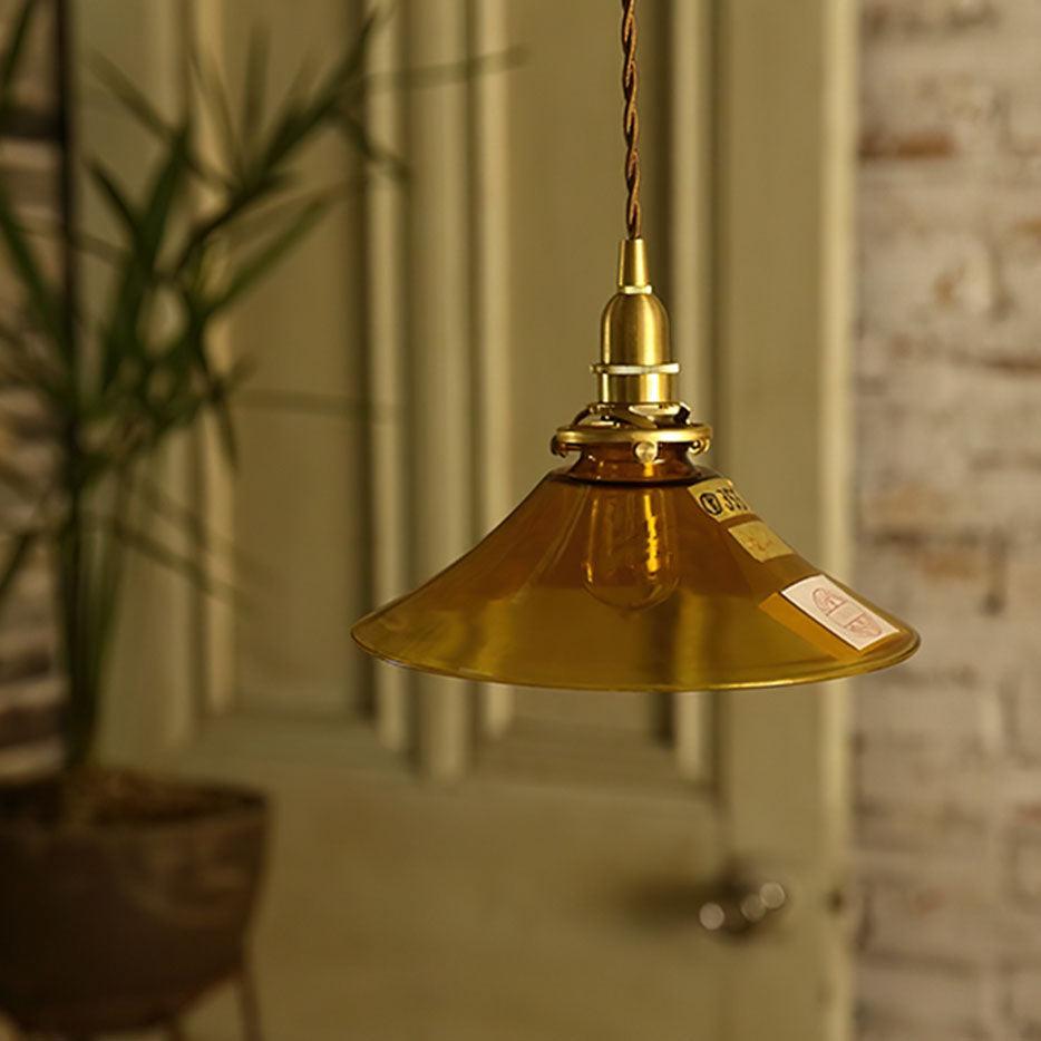 Pila hanglamp met amberkleurig glas en messing voor de eetkamer