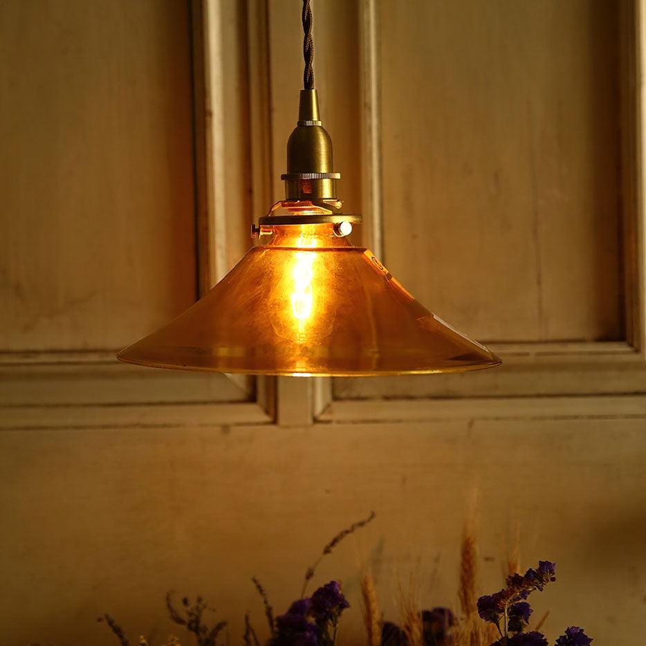Pila hanglamp met amberkleurig glas en messing voor de eetkamer