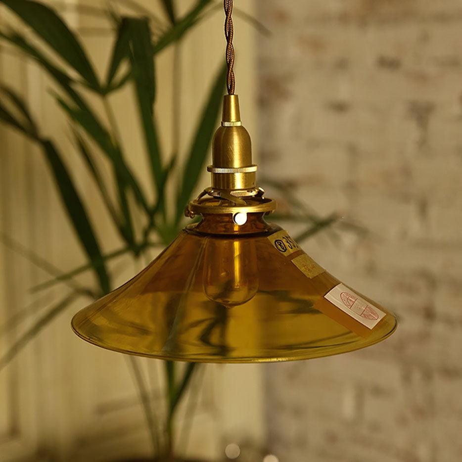 Pila hanglamp met amberkleurig glas en messing voor de eetkamer