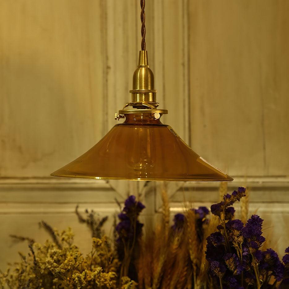 Pila hanglamp met amberkleurig glas en messing voor de eetkamer