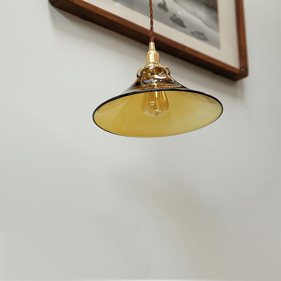 Pila hanglamp met amberkleurig glas en messing voor de eetkamer