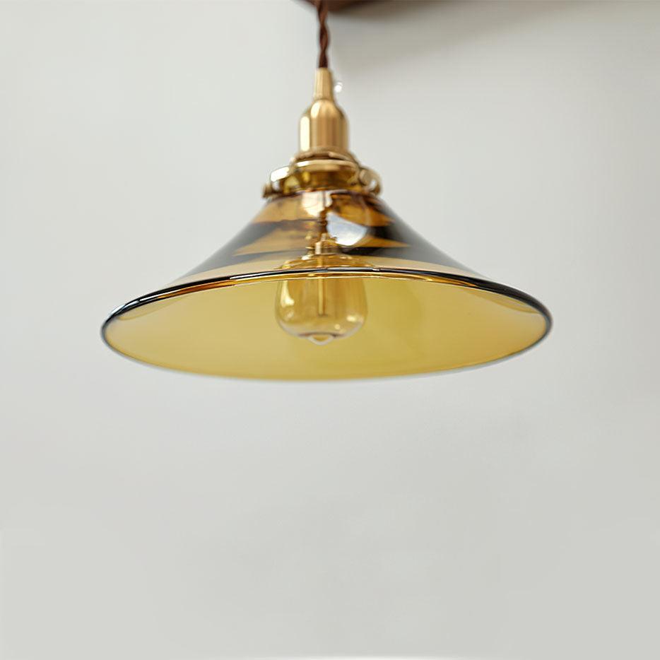 Pila hanglamp met amberkleurig glas en messing voor de eetkamer