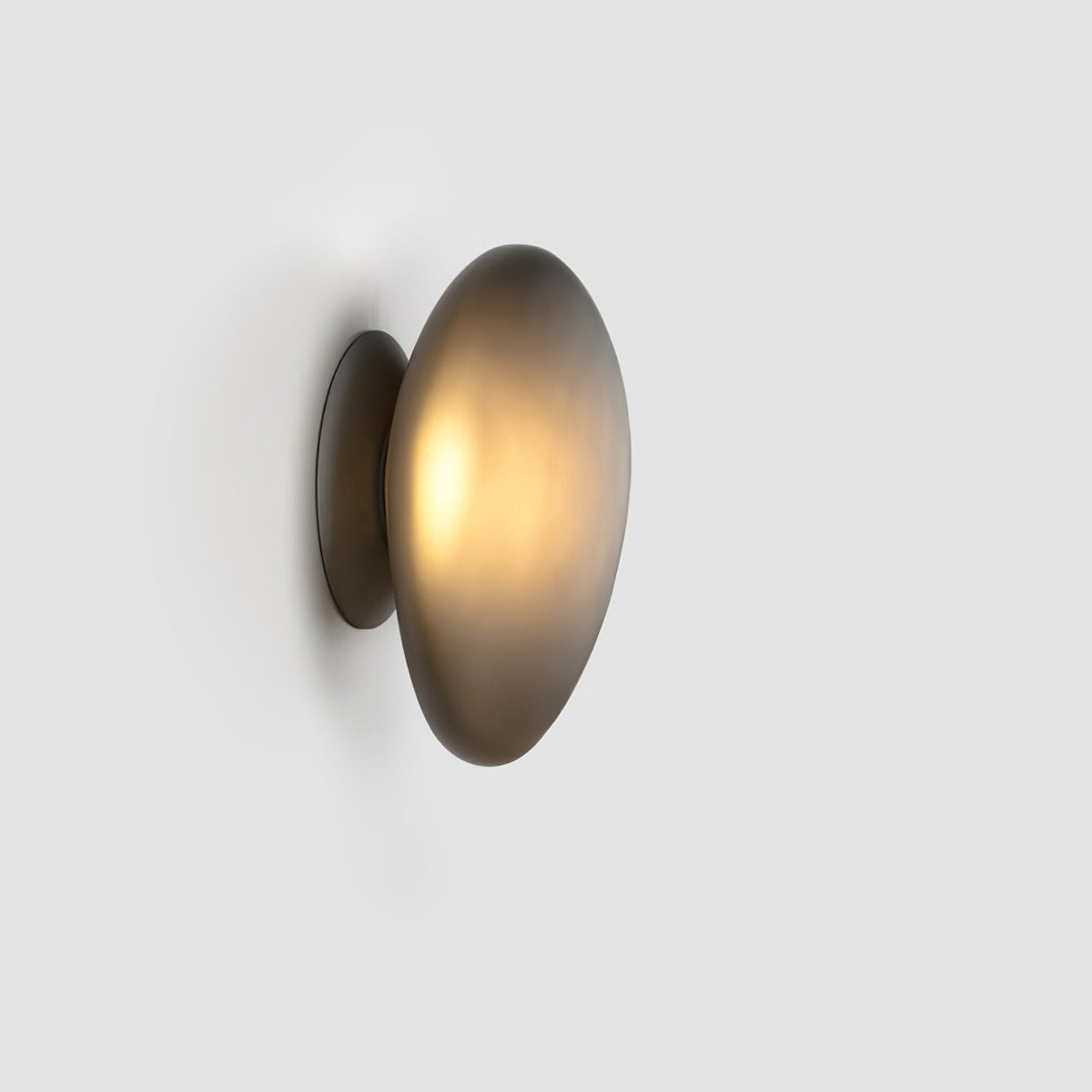 Eirinina wandlamp met bolvormig glas