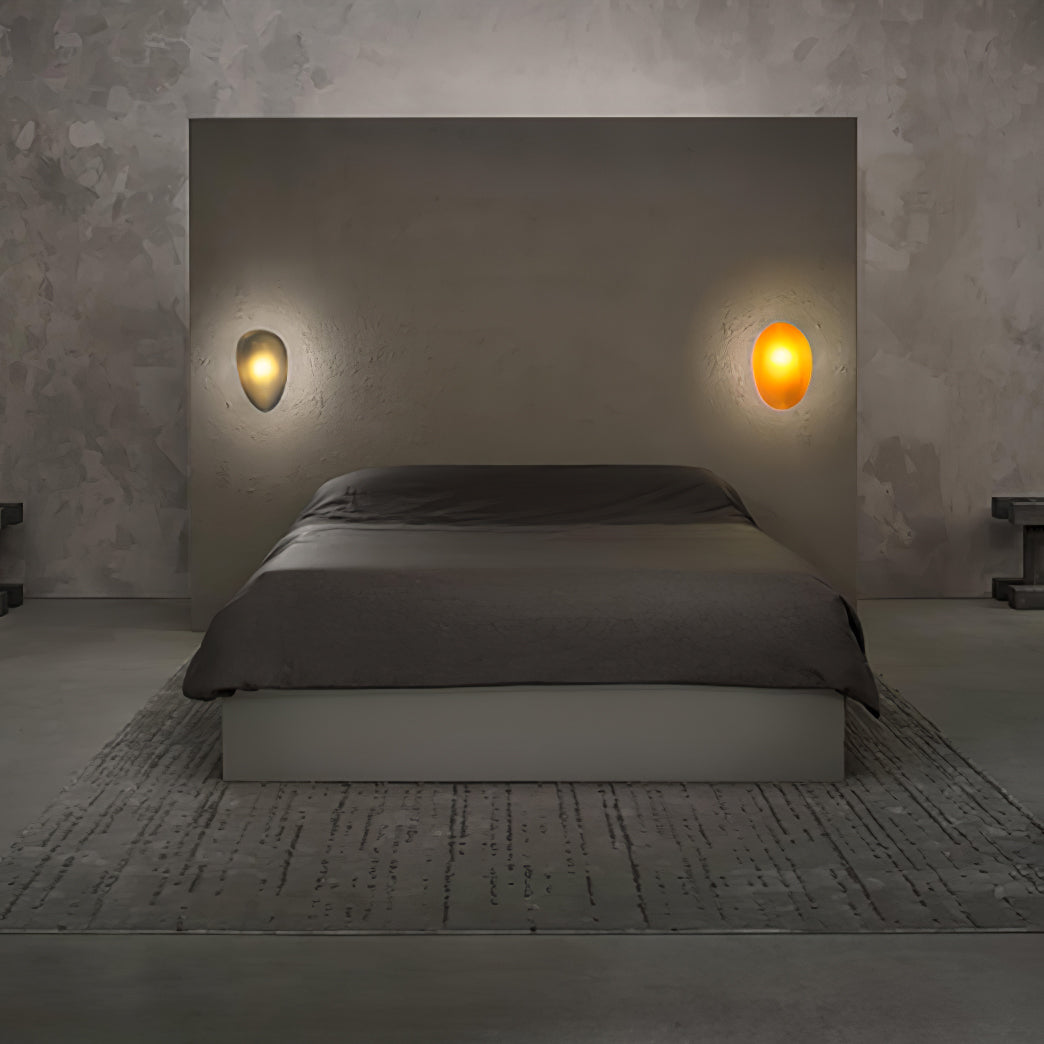 Eirinina wandlamp met bolvormig glas