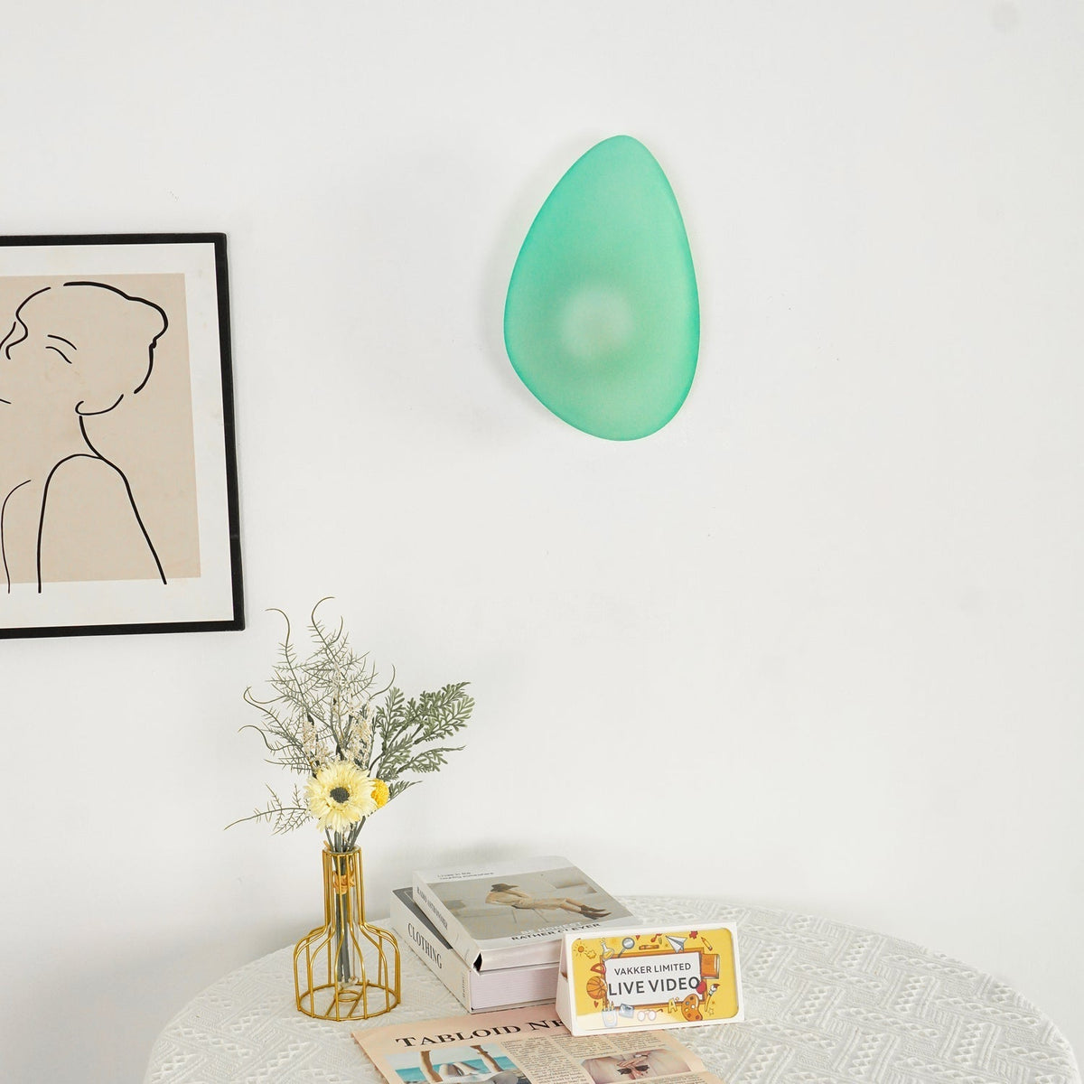 Eirinina wandlamp met bolvormig glas