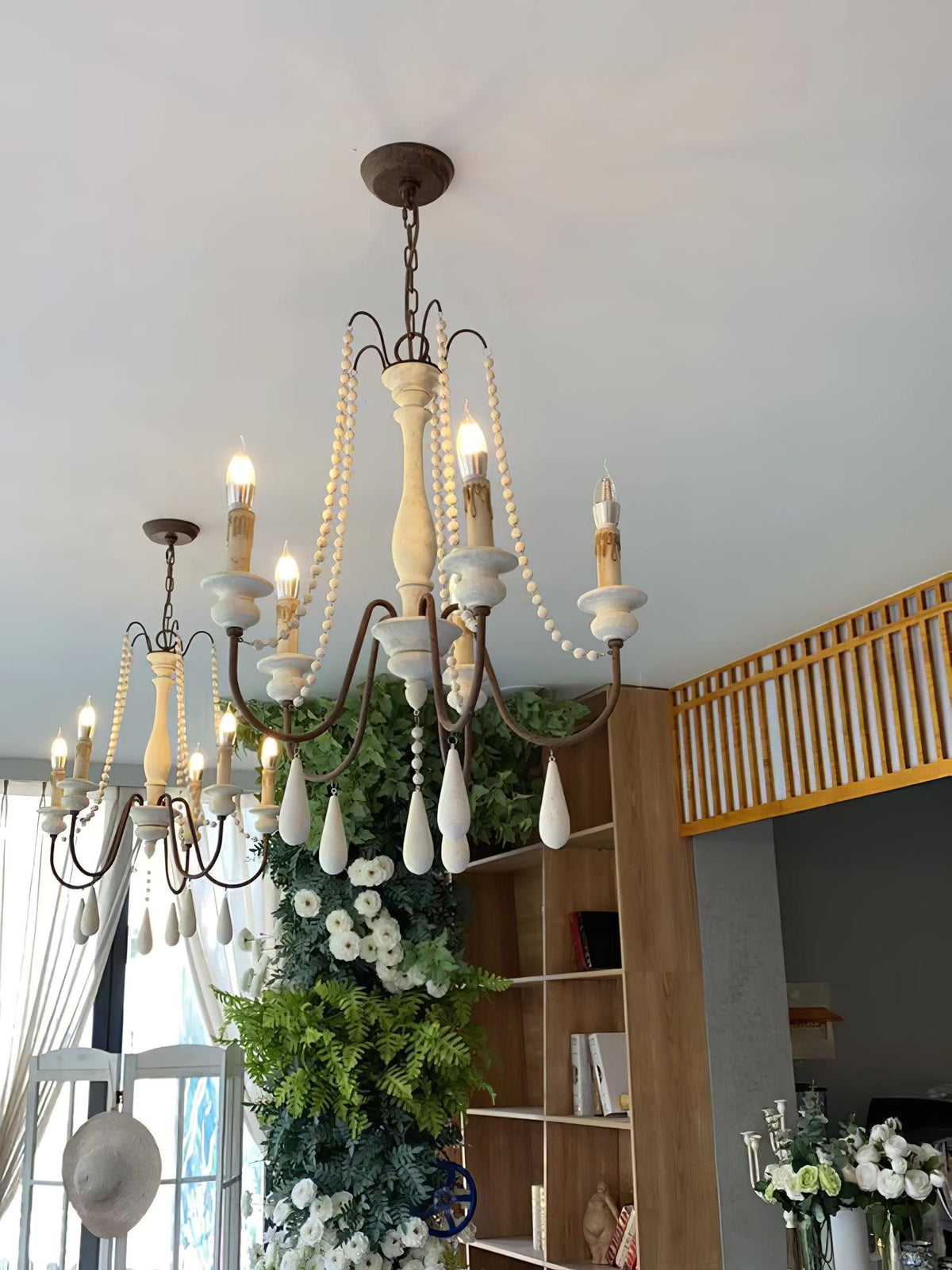 Liorerian Kroonluchter met kaarsvormige lampen, kronkelende armen en houten kralen
