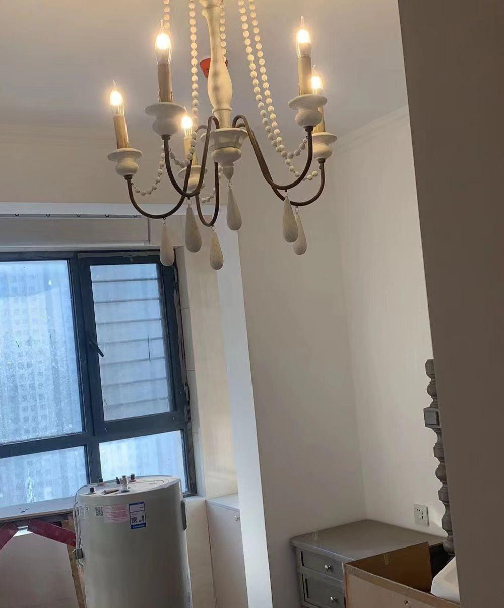 Liorerian Kroonluchter met kaarsvormige lampen, kronkelende armen en houten kralen