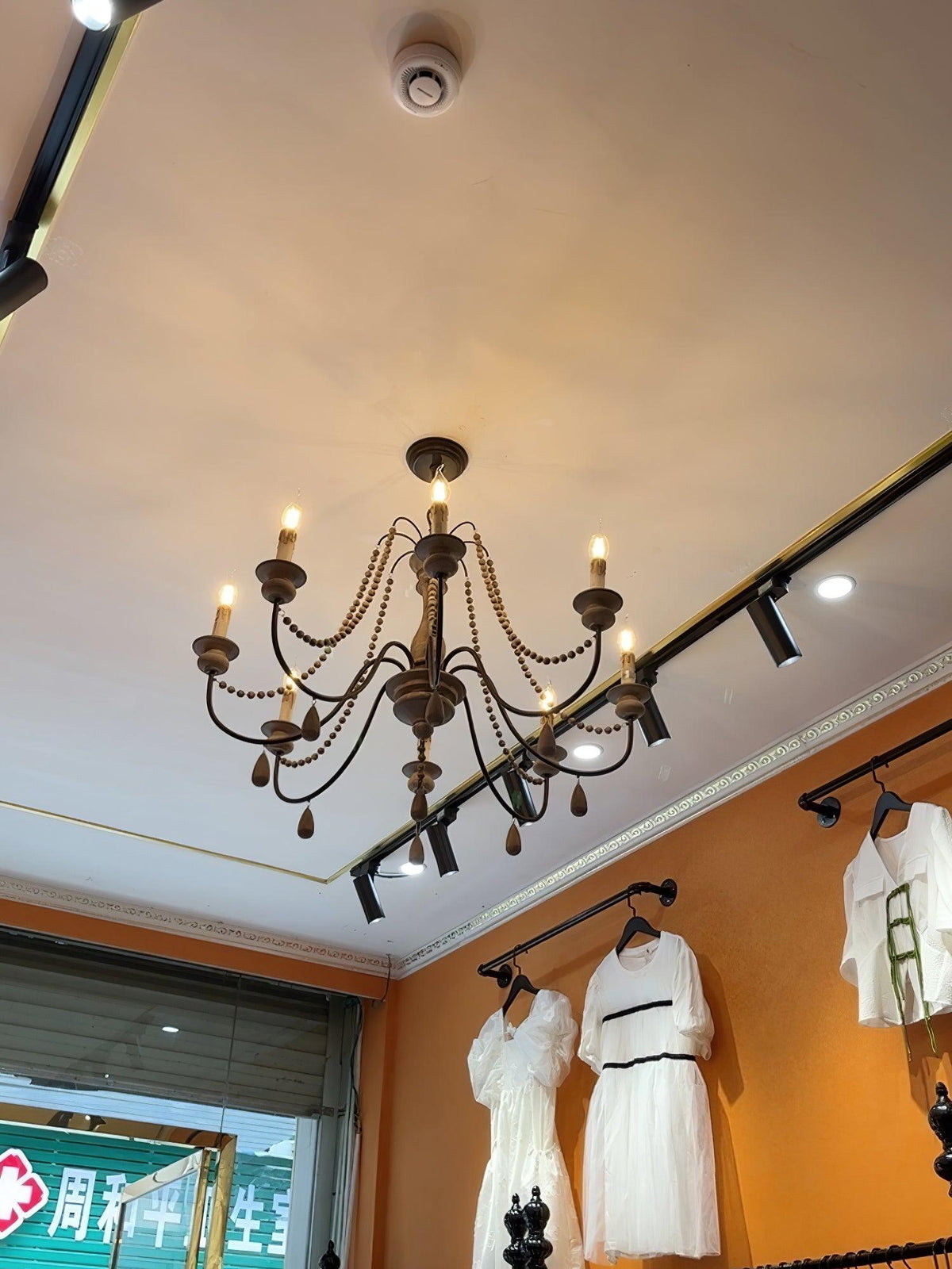 Liorerian Kroonluchter met kaarsvormige lampen, kronkelende armen en houten kralen