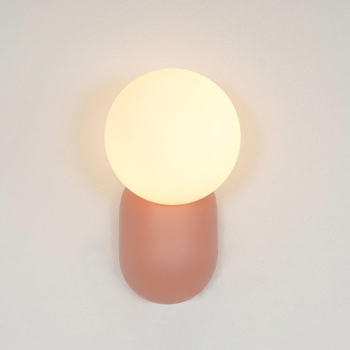 Nelo Minimalistische wandlamp met bolvormige kap