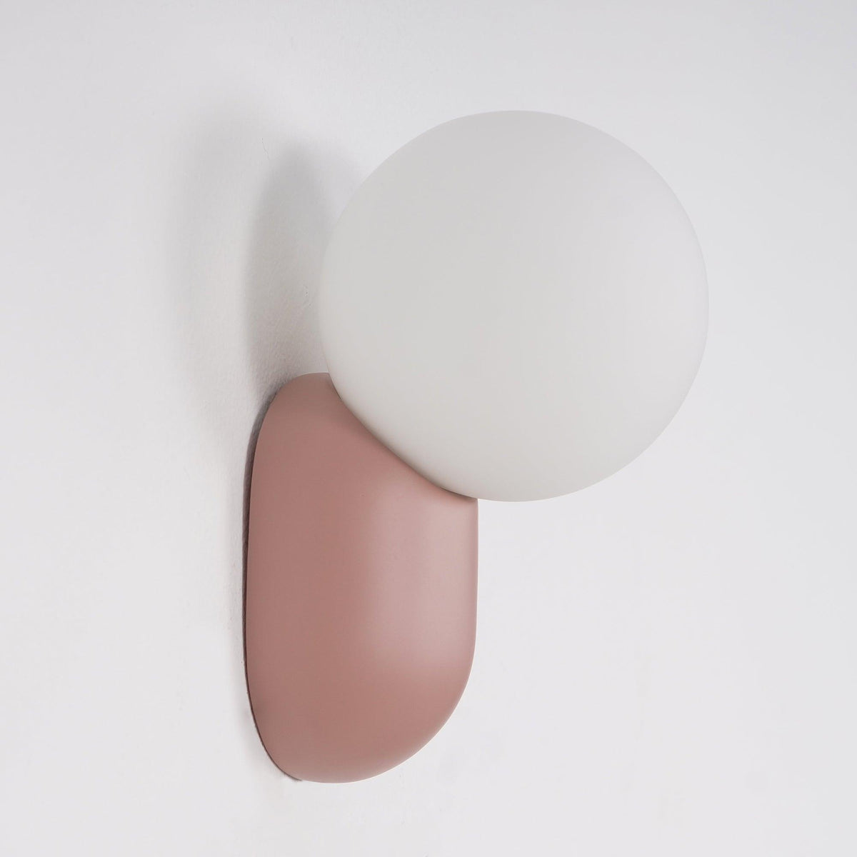 Nelo Minimalistische wandlamp met bolvormige kap