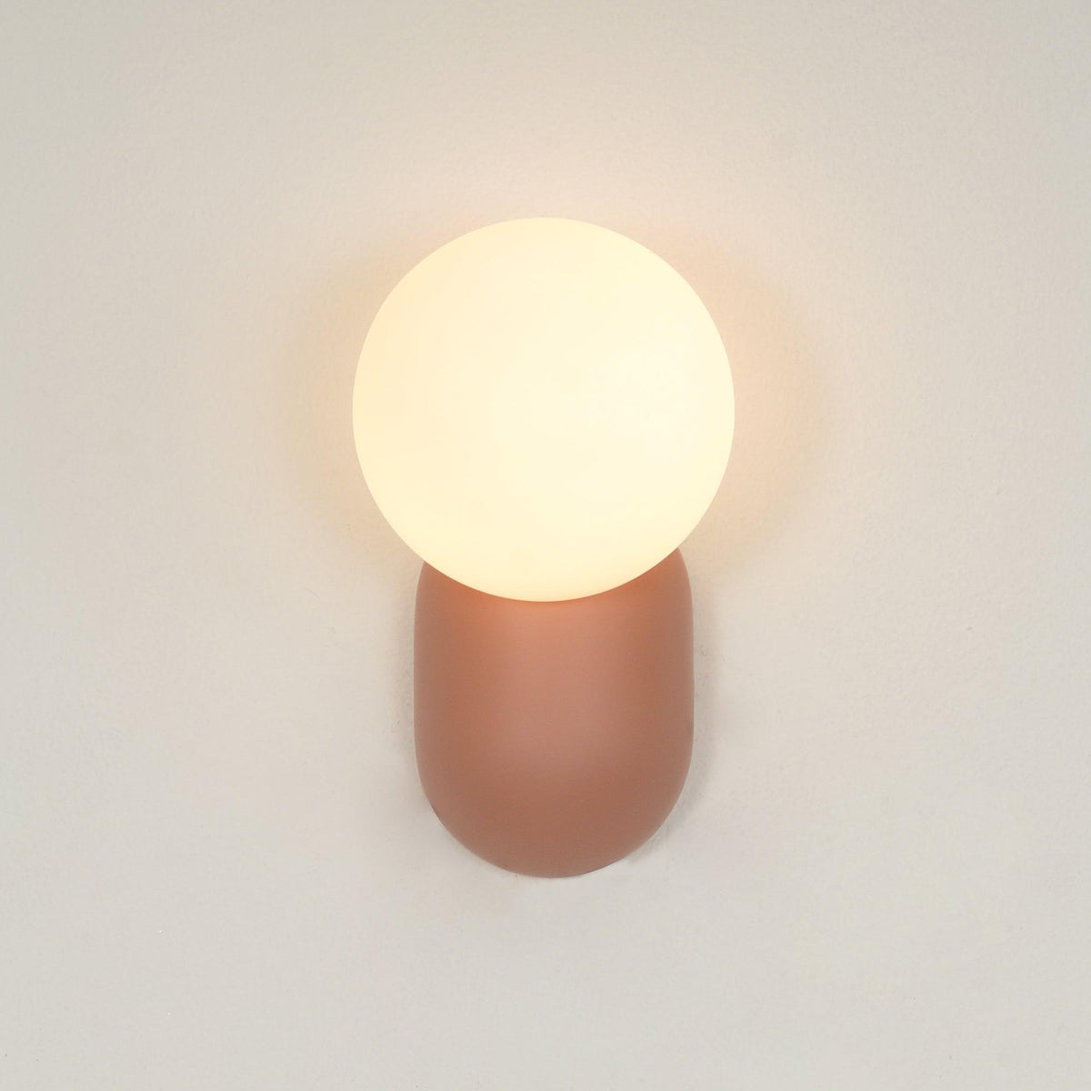 Nelo Minimalistische wandlamp met bolvormige kap