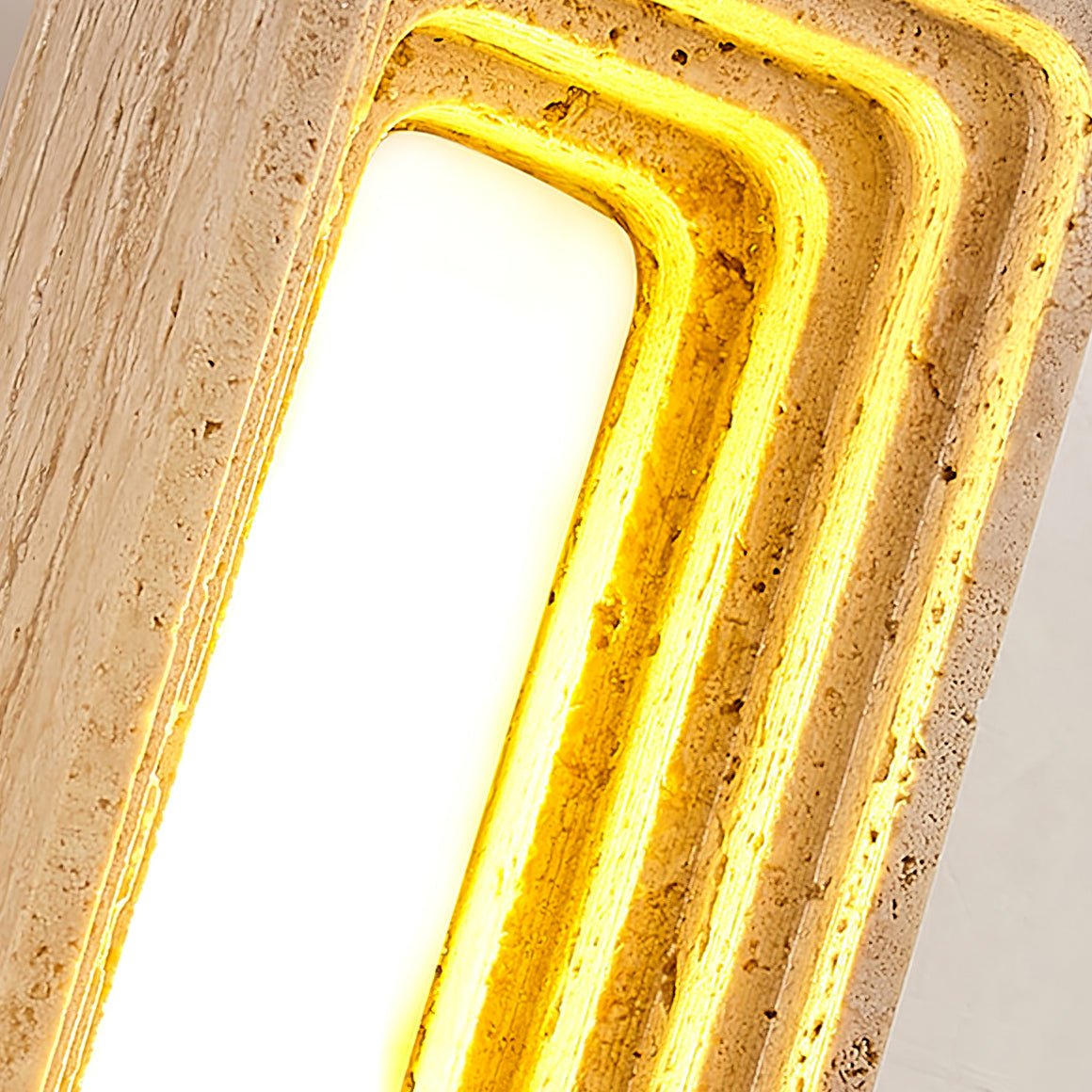 Atheila wandlamp in Geel travertin