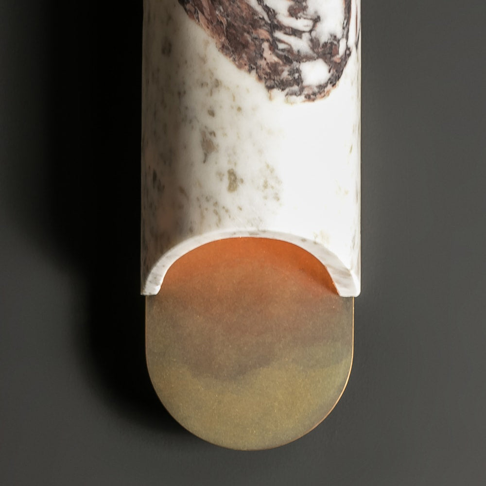 Capsulevormige wandlamp van geel travertin, marmer en messing