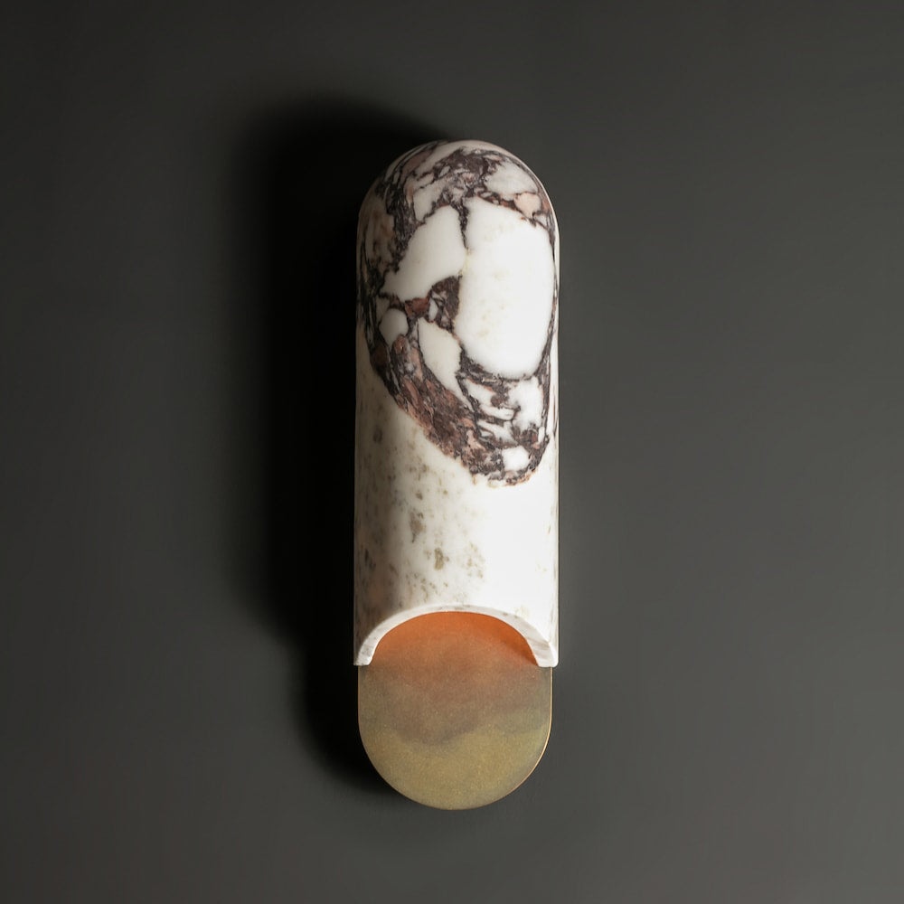Capsulevormige wandlamp van geel travertin, marmer en messing