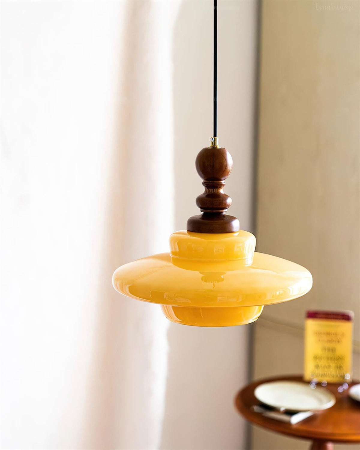 Hanglamp geel glas met walnoothout accent retro