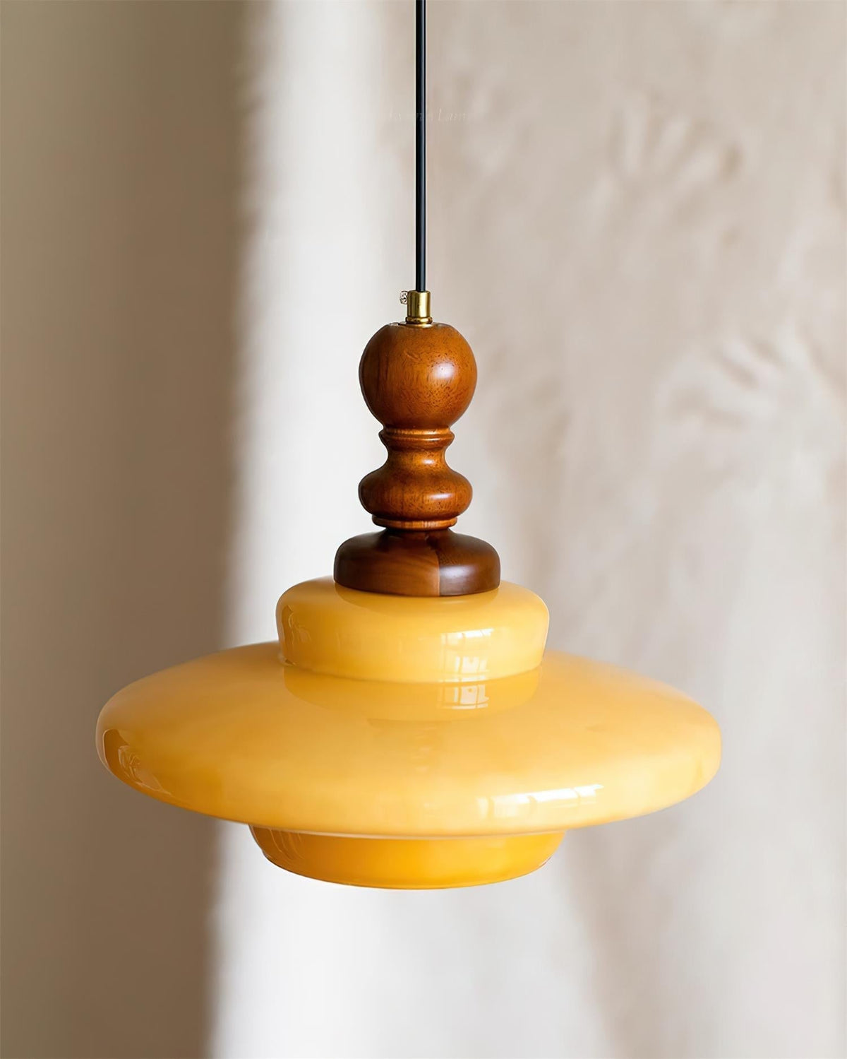Hanglamp geel glas met walnoothout accent retro