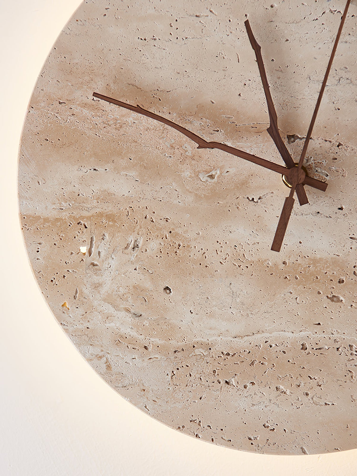 Nororielle minimalistische wandlamp van geel travertin