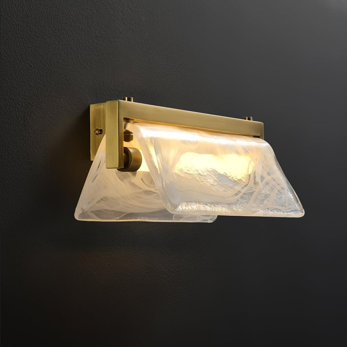 Dir wandlamp van messing met glas in Noordse kunst Cloud Fog stijl