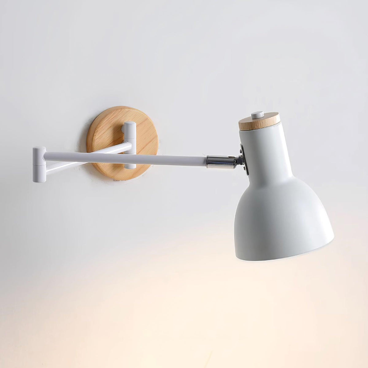 Moderne wandlamp met verstelbare arm, conische kap en houten basis voor de studie