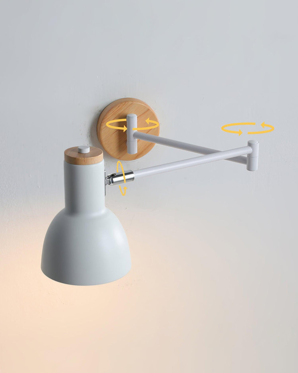 Moderne wandlamp met verstelbare arm, conische kap en houten basis voor de studie