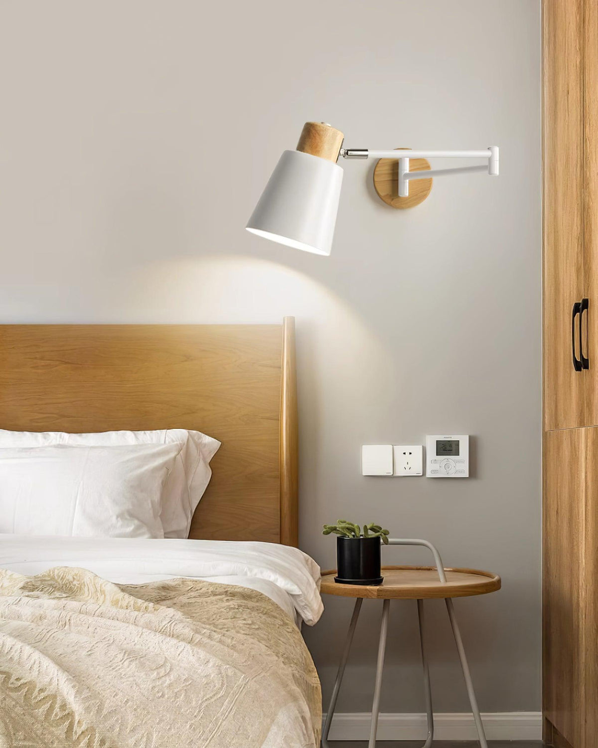 Moderne wandlamp met verstelbare arm, conische kap en houten basis voor de studie