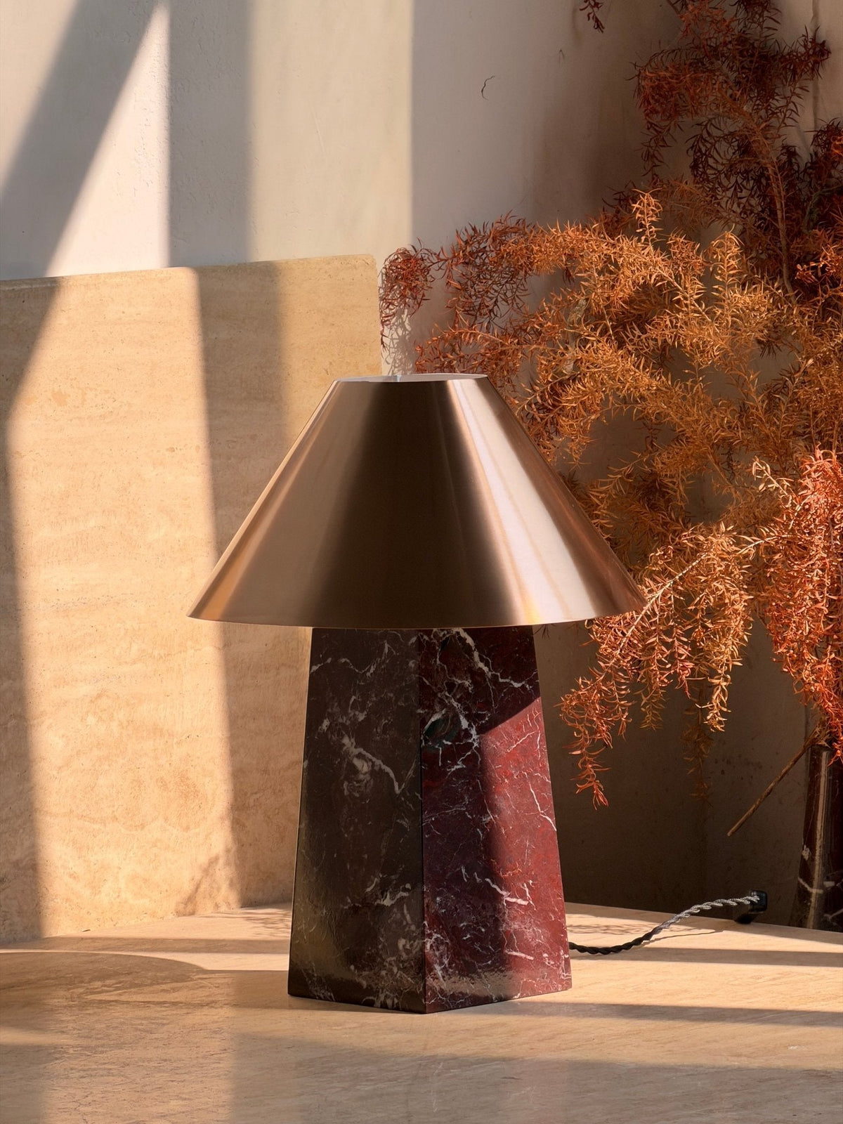 Conic tafellamp van Rood Marmer en Goud