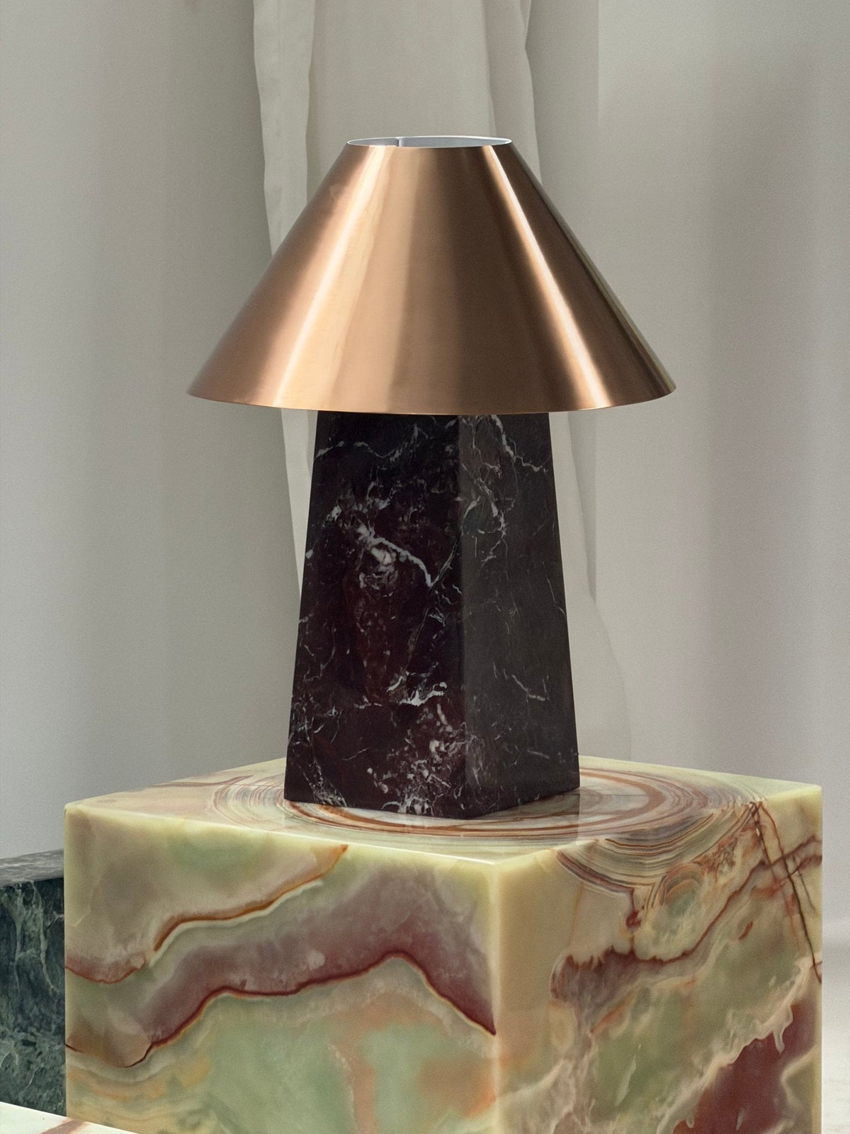 Conic tafellamp van Rood Marmer en Goud