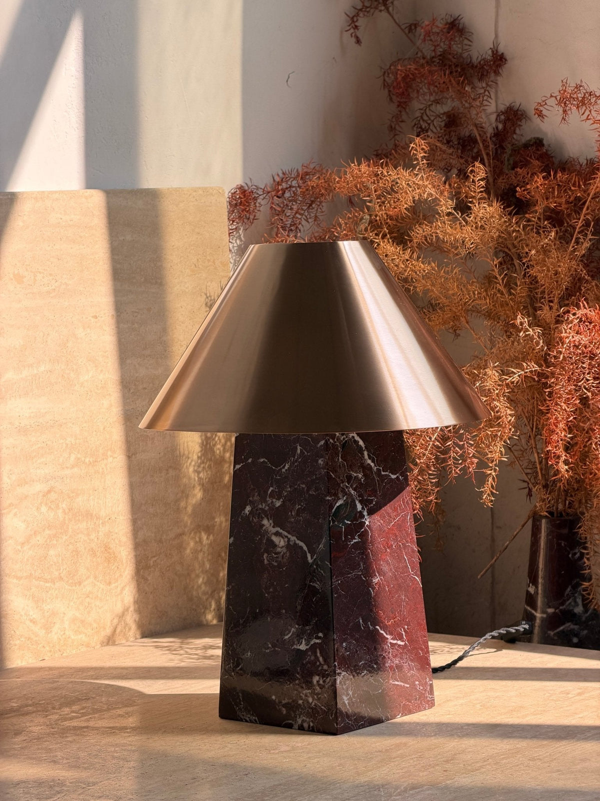 Conic tafellamp van Rood Marmer en Goud